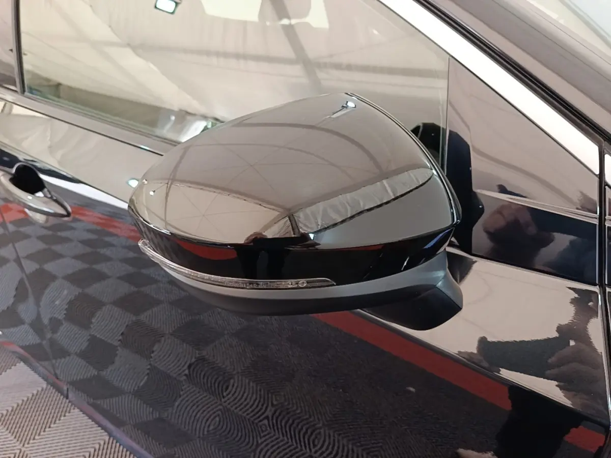 Rétroviseur droit noir brillant du Nissan Ariya 63kWh 218ch Engage avec clignotant intégré, vue rapprochée.