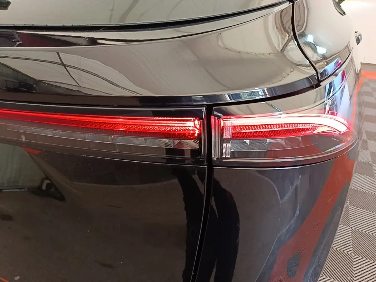 Gros plan sur le feu arrière droit rouge du Nissan Ariya noir 63kWh 218ch Engage, finition 2026.