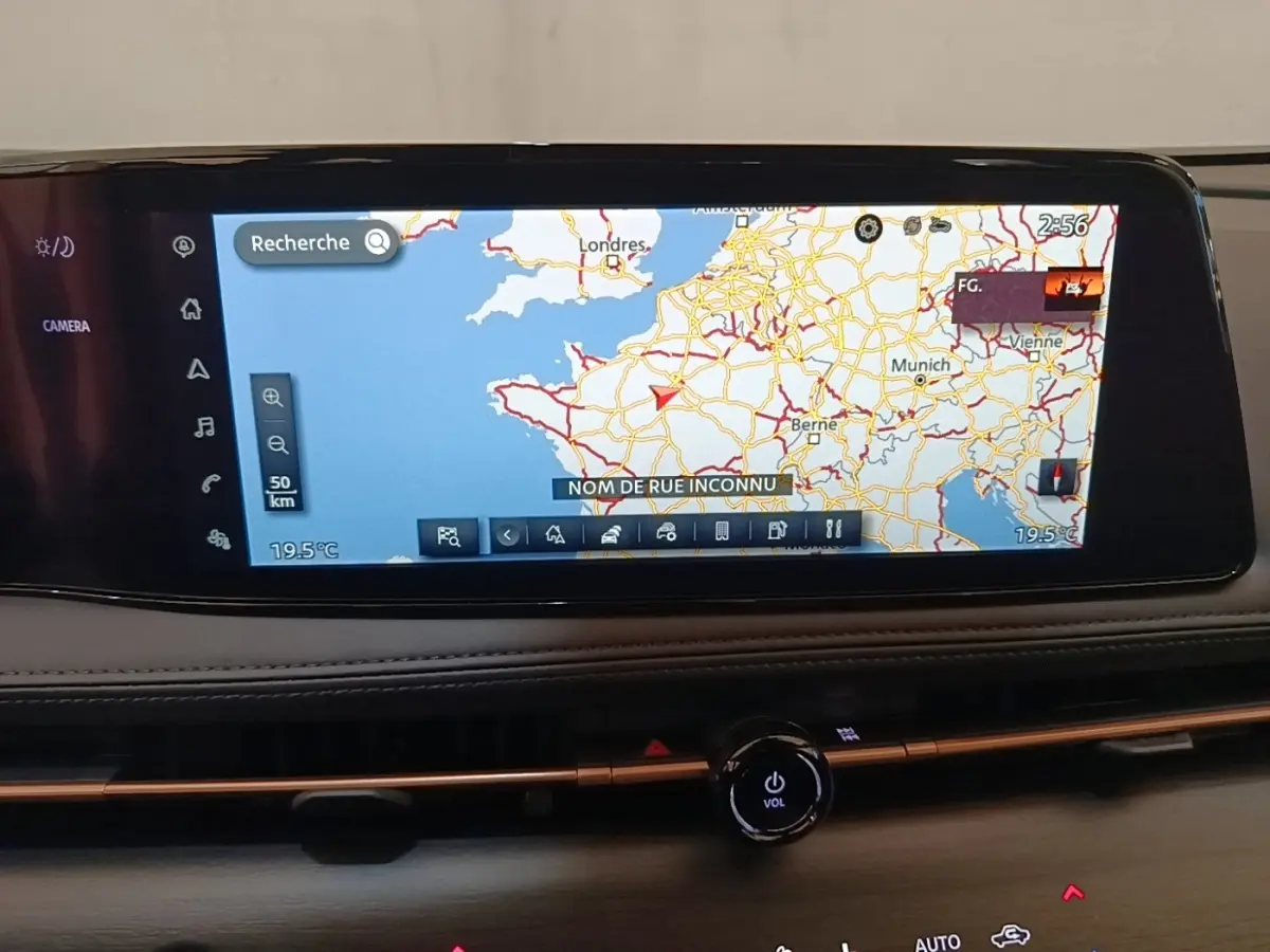 Écran tactile central affichant la navigation 3D du Nissan Ariya noir, vue intérieure du tableau de bord.
