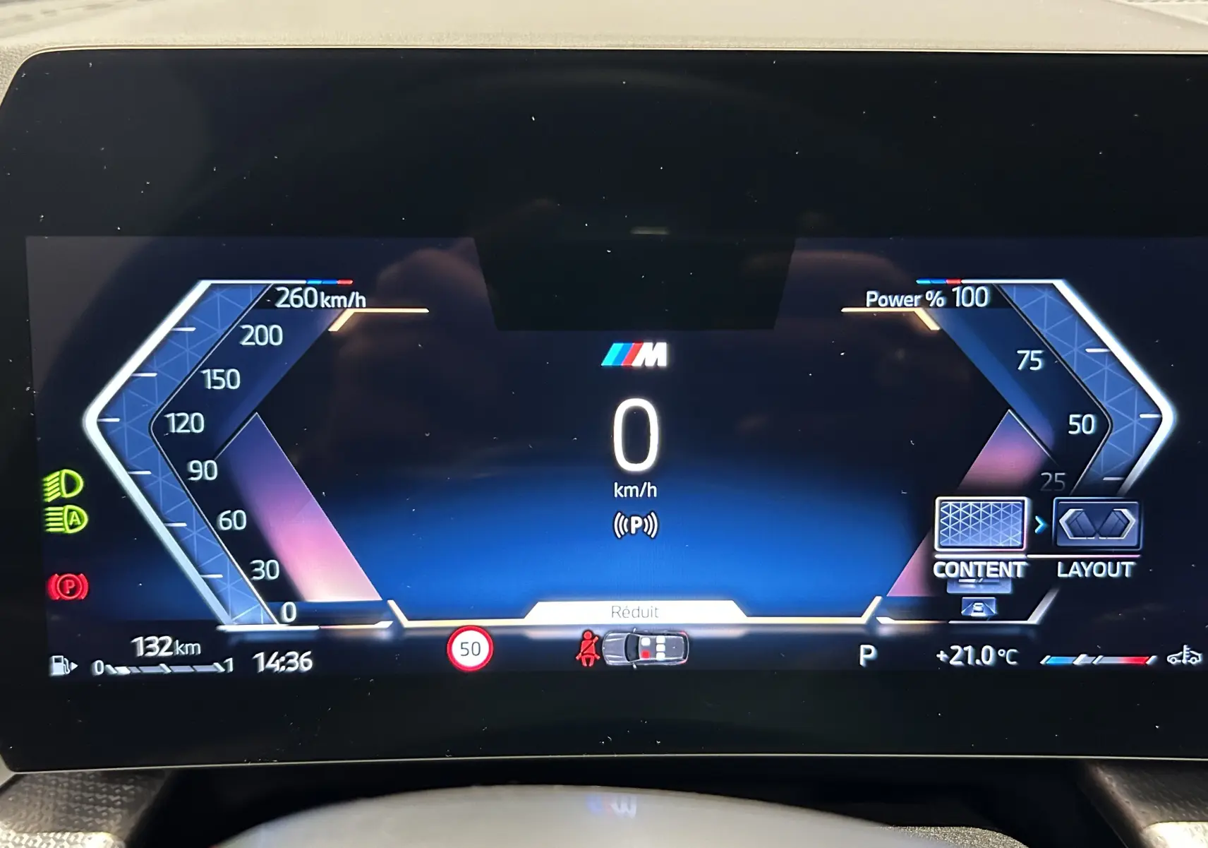 Affichage numérique du tableau de bord BMW X1 M Sport 2024 montrant vitesse à 0 km/h et indicateurs de puissance et sécurité.