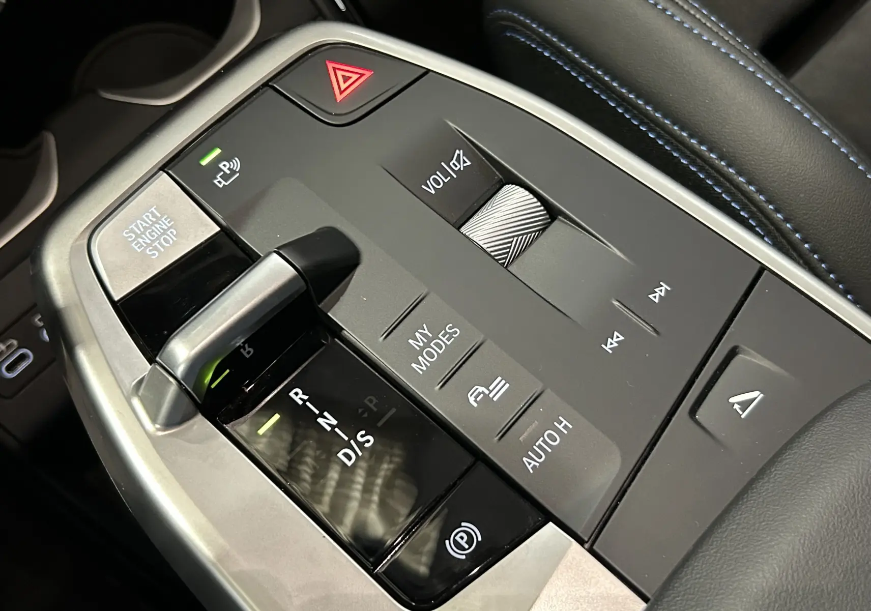 Gros plan sur la console centrale du BMW X1 M Sport 2024 avec levier de vitesse automatique et commandes multifonctions.