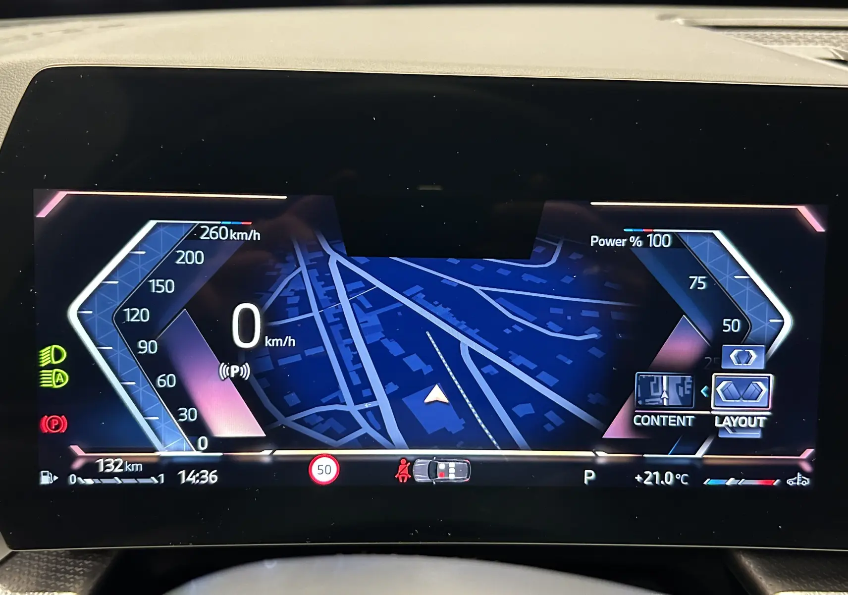 Tableau de bord numérique BMW X1 2024 affichant la navigation et la vitesse à 0 km/h en vue frontale.