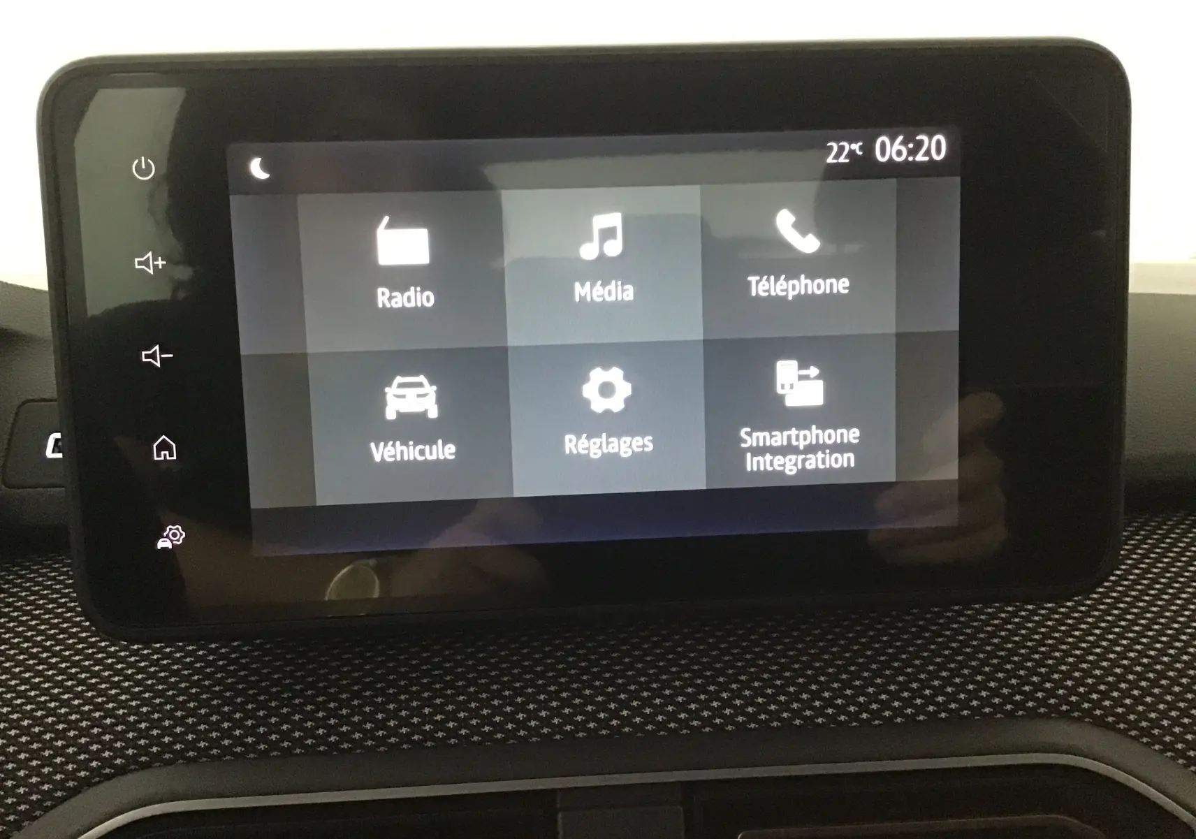 Écran tactile central du tableau de bord de la Dacia Sandero Stepway 2025, affichant les options multimédia et réglages.