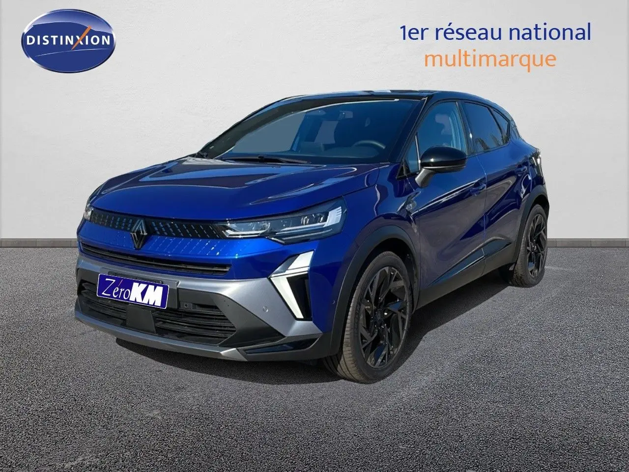 Renault Captur E-Tech hybride 2025 bleu Iron Metal avec toit noir, vue 3/4 avant mettant en valeur ses jantes noires.