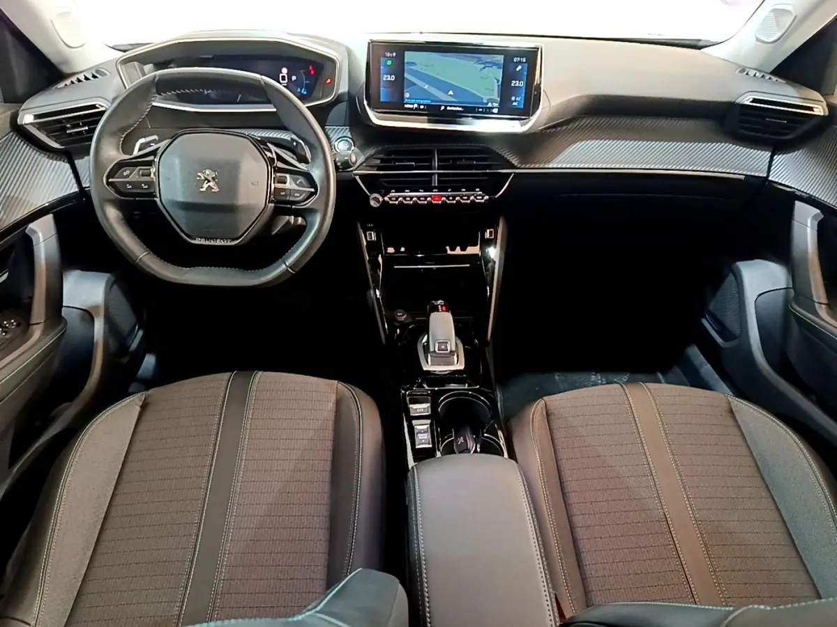 Vue intérieure avant du Peugeot 2008 gris clair, avec tableau de bord numérique et écran tactile central 10 pouces.