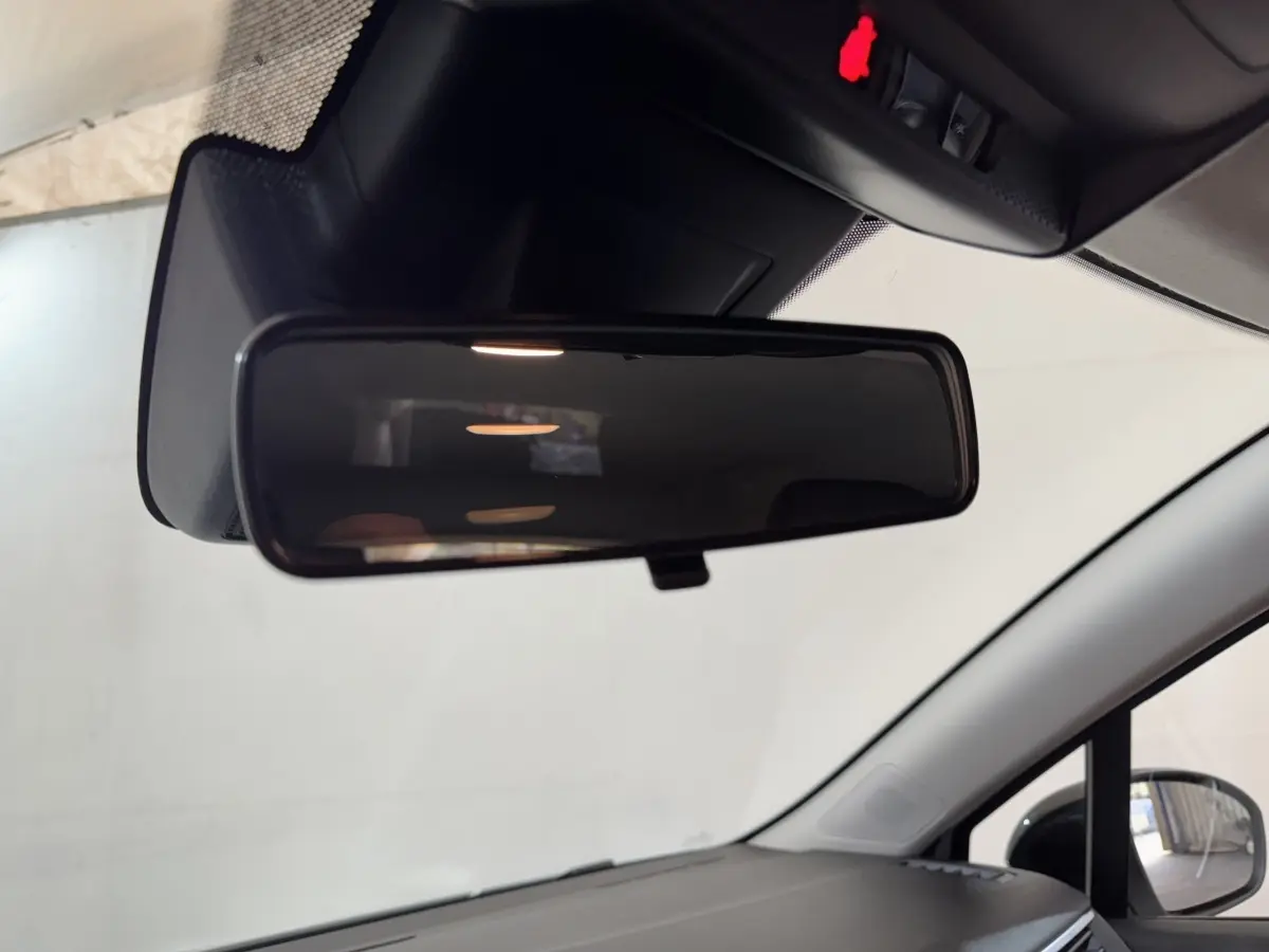 Rétroviseur intérieur de Renault Clio Business blanc, vue rapprochée du pare-brise et tableau de bord côté droit.