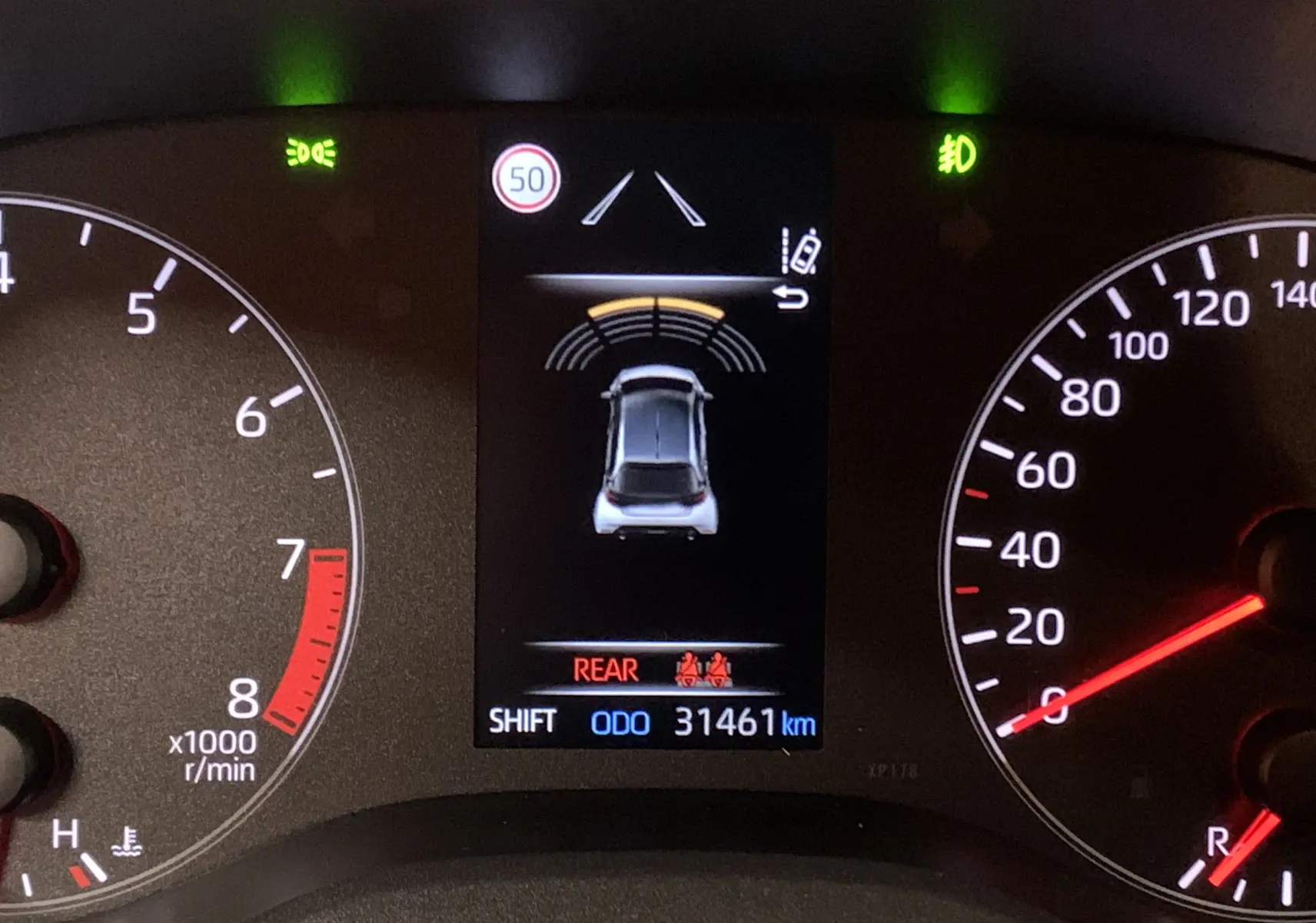 Tableau de bord de Toyota Yaris 1.6 VVT-I 261 Premium GR 2021 avec affichage digital et compte-tours en vue frontale.