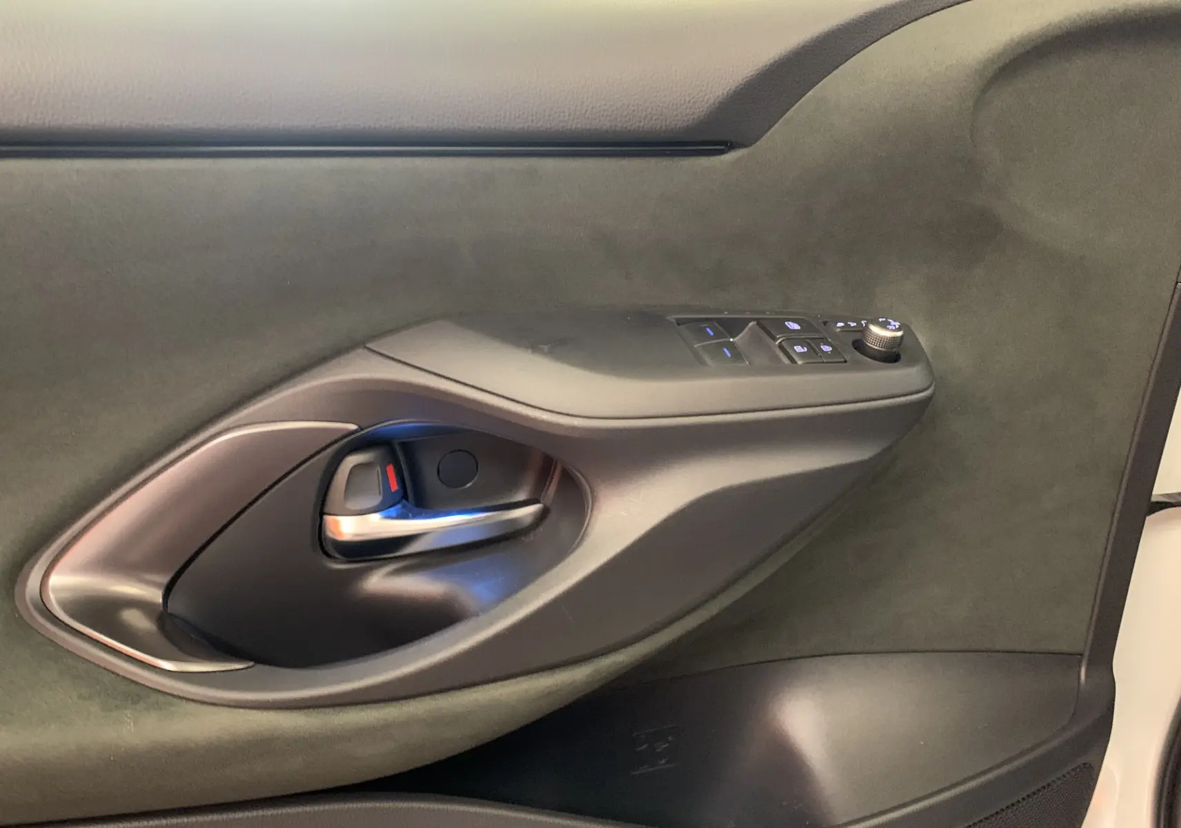 Intérieur côté gauche de la porte avant d'une Toyota Yaris 1.6 VVT-I 261 Premium GR, garniture noire et commandes électriques.