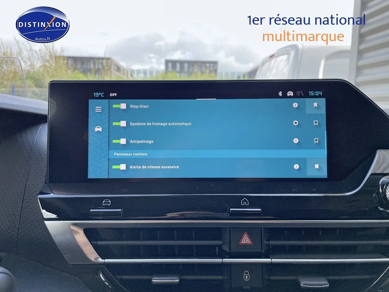 Écran tactile central affichant les aides à la conduite dans l'habitacle d'une Citroën C4 2024.