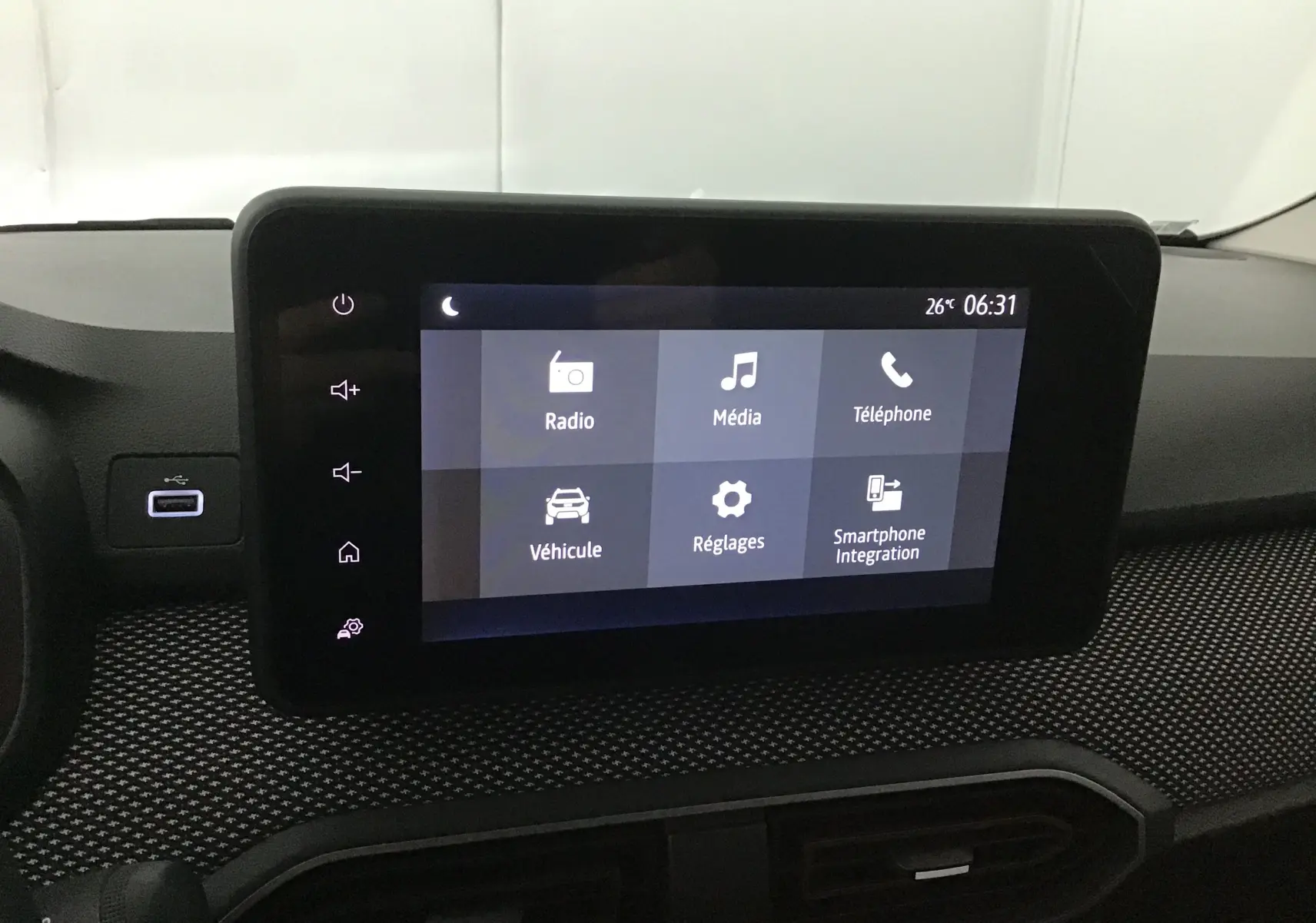 Écran tactile central du tableau de bord du Dacia Sandero Stepway 2025 affichant les options multimédia et véhicule.