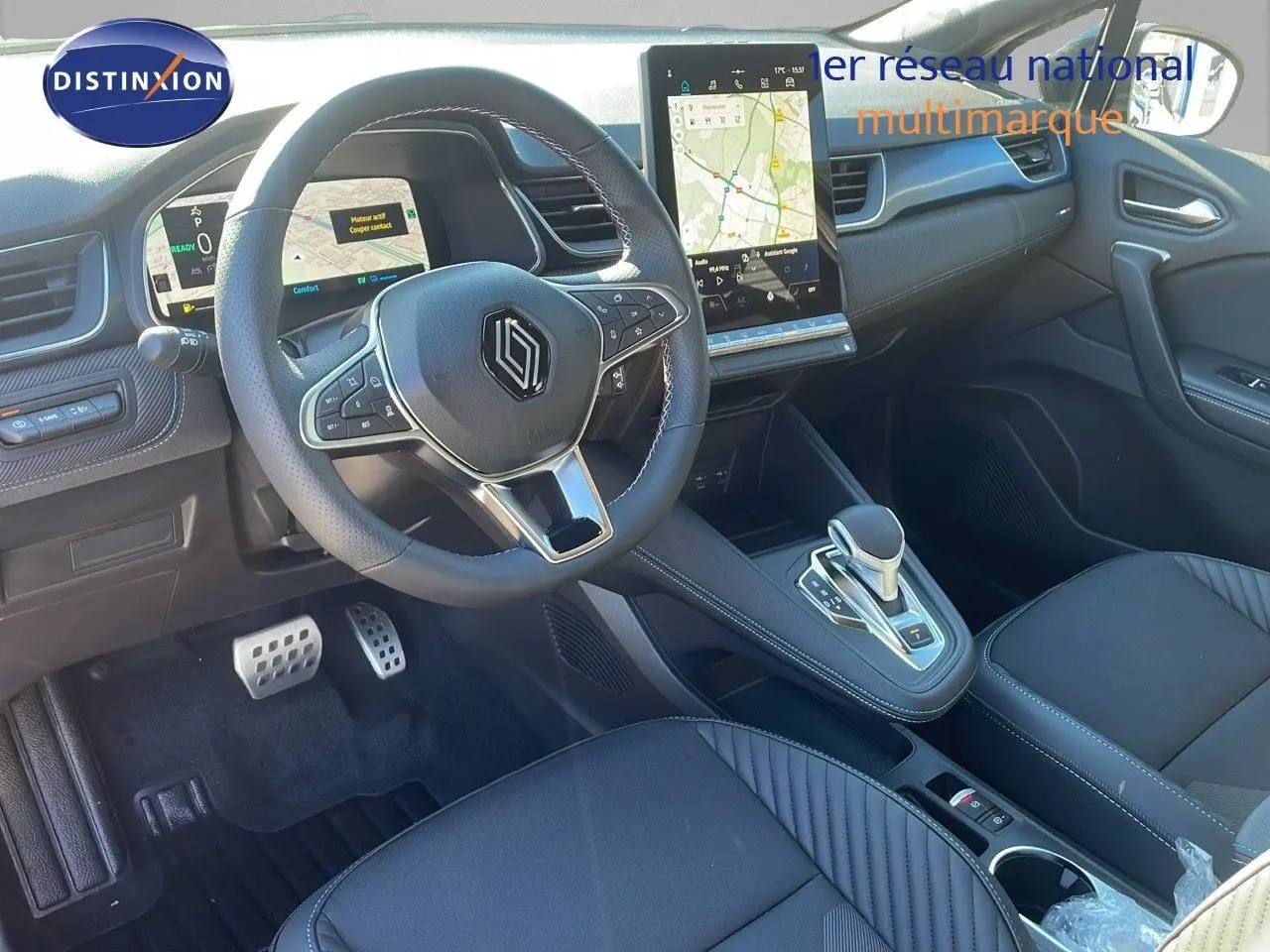 Intérieur noir du Renault Captur E-Tech 2025 vu côté conducteur, avec volant multifonction et écran tactile central.