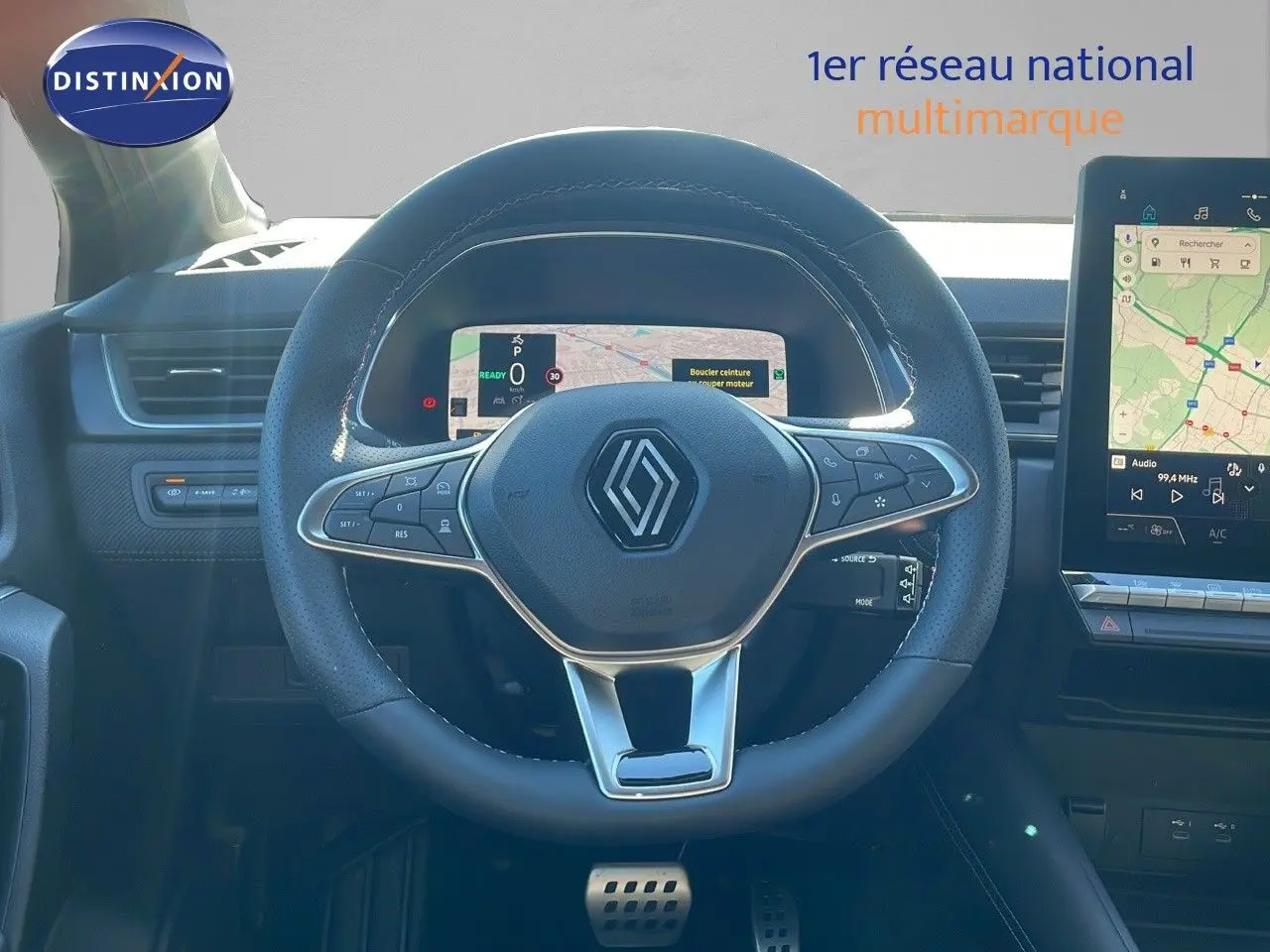 Volant en cuir noir avec commandes intégrées du Renault Captur E-Tech hybride 2025, tableau de bord digital et écran tactile.