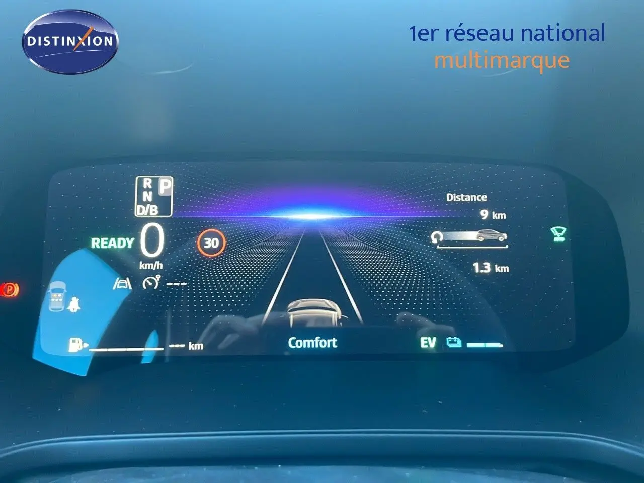 Affichage numérique du tableau de bord du Renault Captur E-Tech hybride, montrant la vitesse et l'autonomie en mode confort.