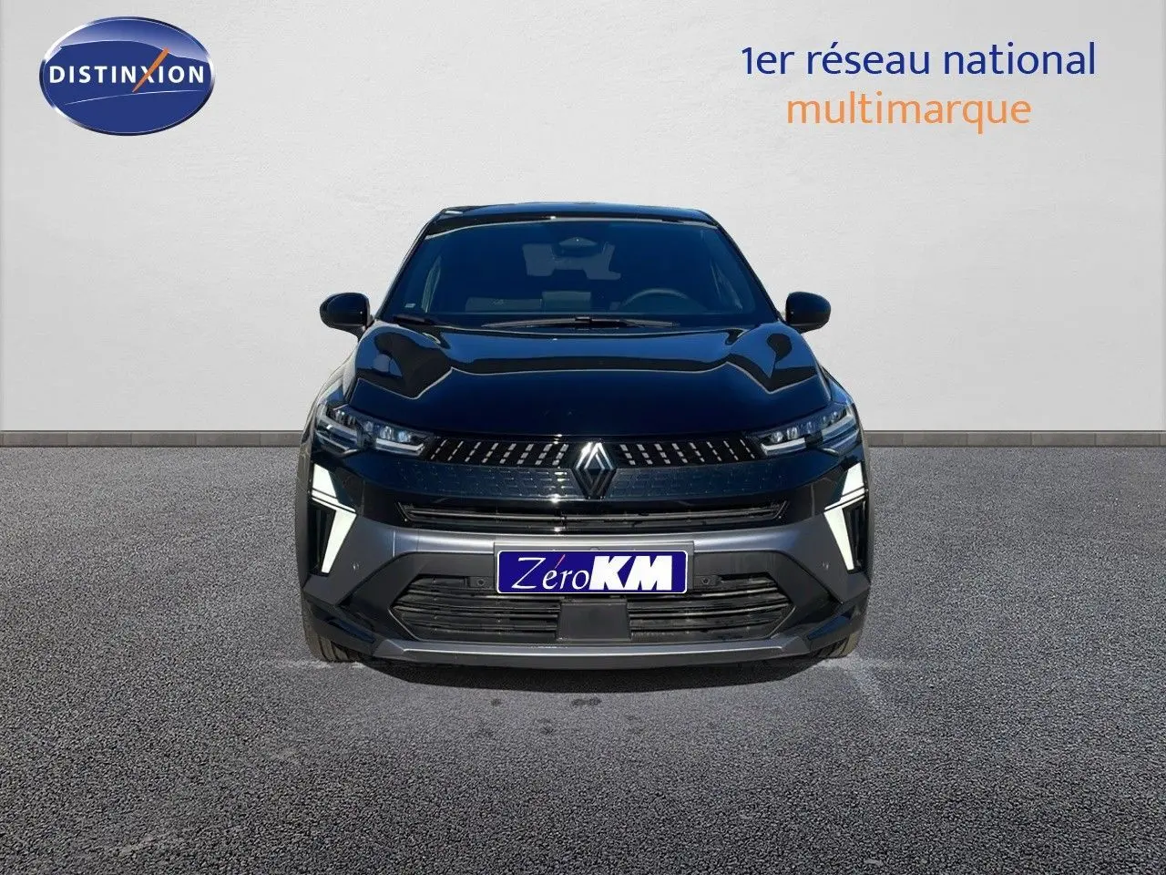 Vue frontale d'un Renault Captur E-Tech hybride noir étoile métal avec feux LED allumés sur fond neutre.