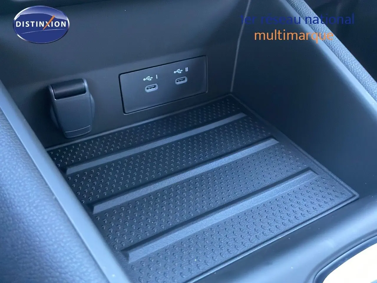 Gros plan sur la zone de rangement avec ports USB-C doubles du Renault Captur E-Tech hybride noir étoile métal.