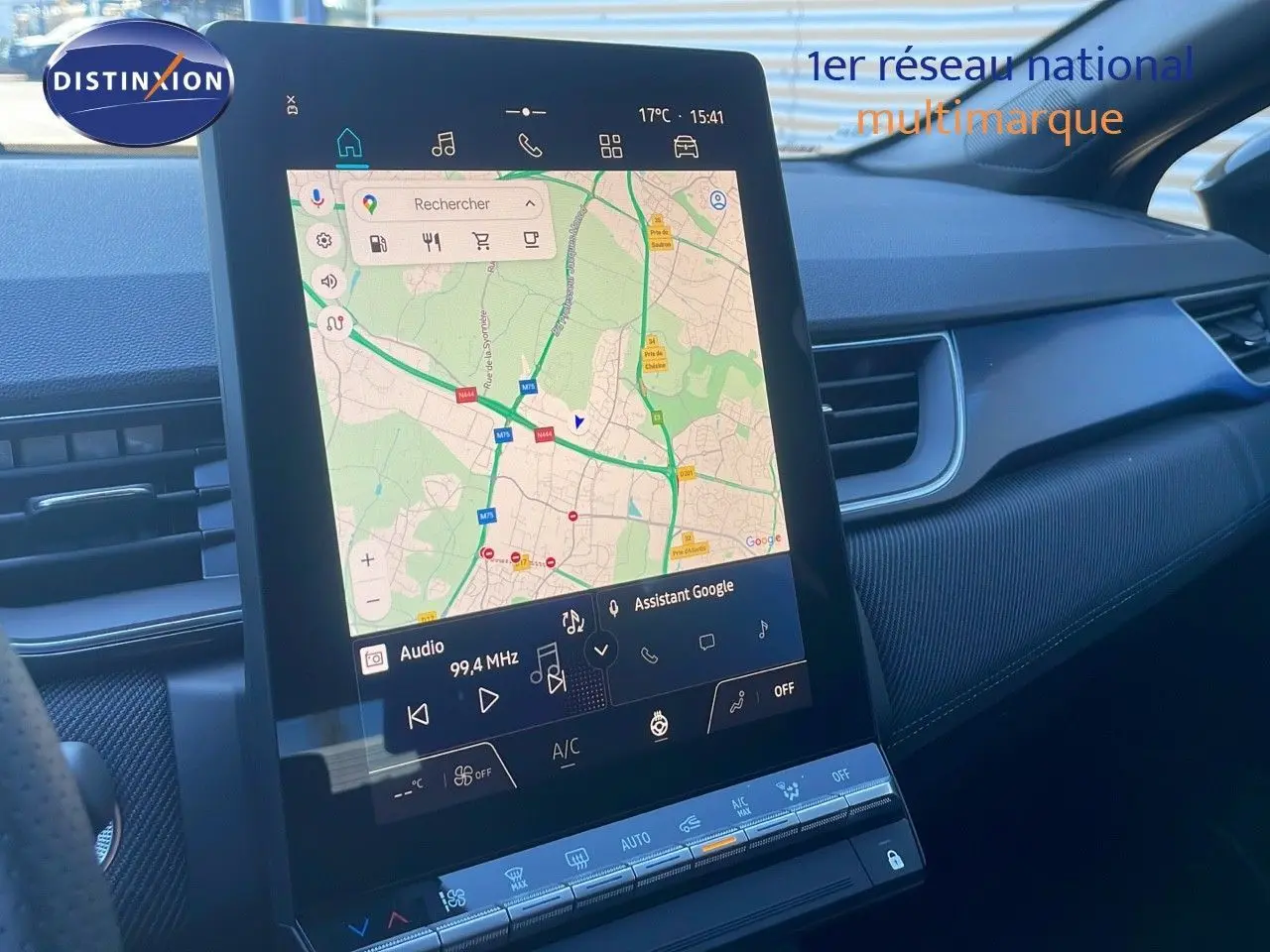 Écran tactile central du Renault Captur E-Tech Hybrid 2025 noir étoile métal, avec navigation et commandes climatisation.