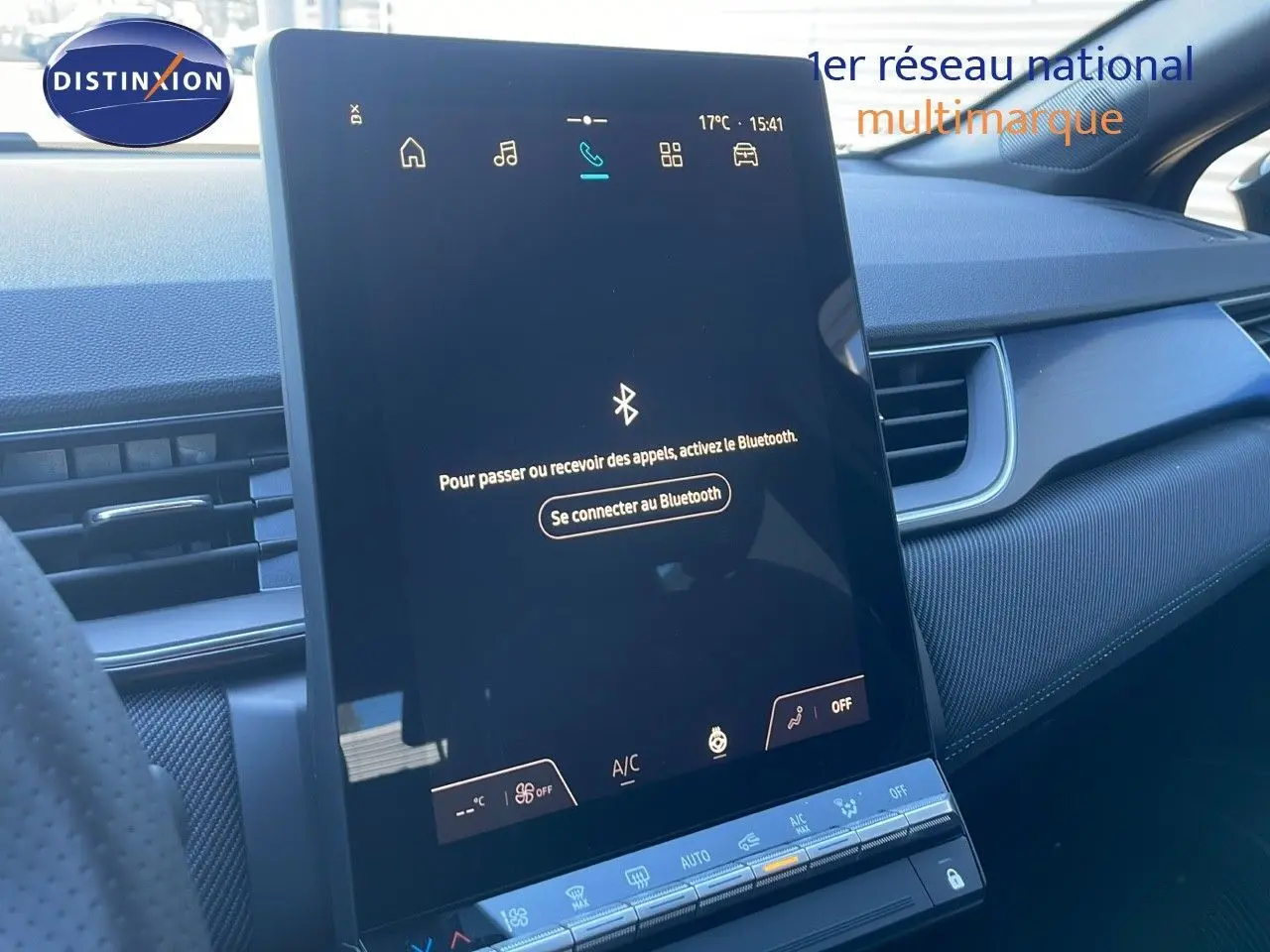 Vue intérieure du tableau de bord du Renault Captur E-Tech hybride 2025, écran tactile central allumé en mode Bluetooth.