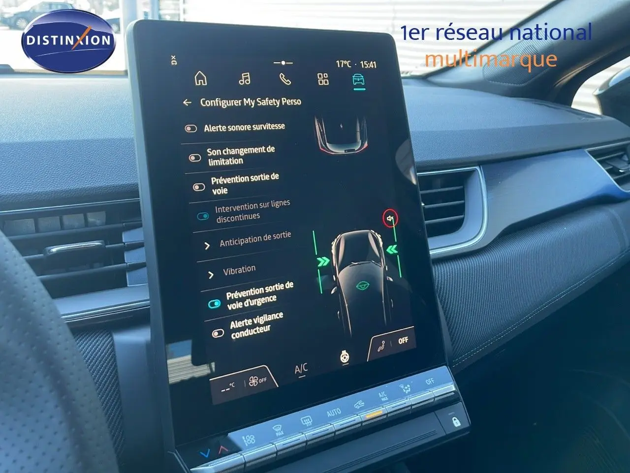 Écran tactile central affichant les réglages d'aide à la conduite du Renault Captur E-Tech hybride 2025, intérieur noir.