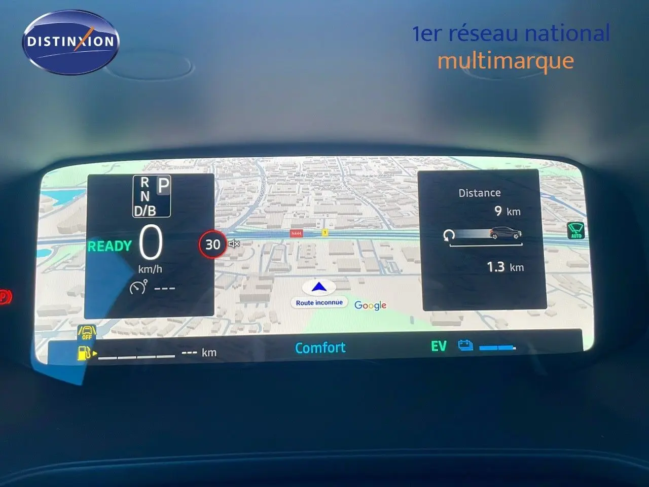 Affichage numérique du tableau de bord du Renault Captur E-Tech hybride 2025 montrant la navigation et les informations de conduite.