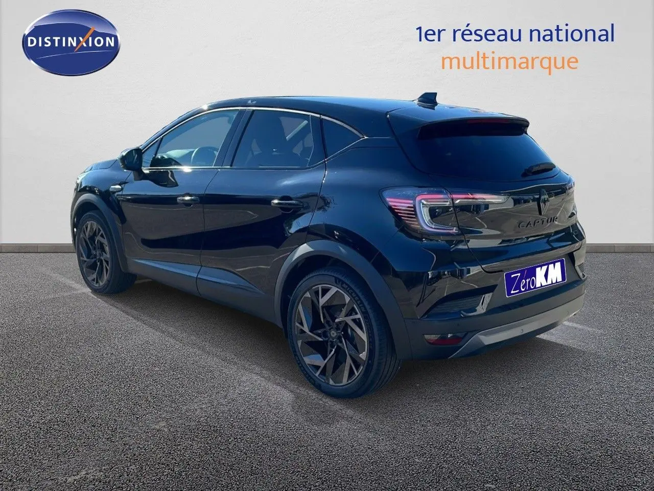 Vue 3/4 arrière droite du Renault Captur E-Tech hybride noir étoile métal avec jantes noires distinctives.