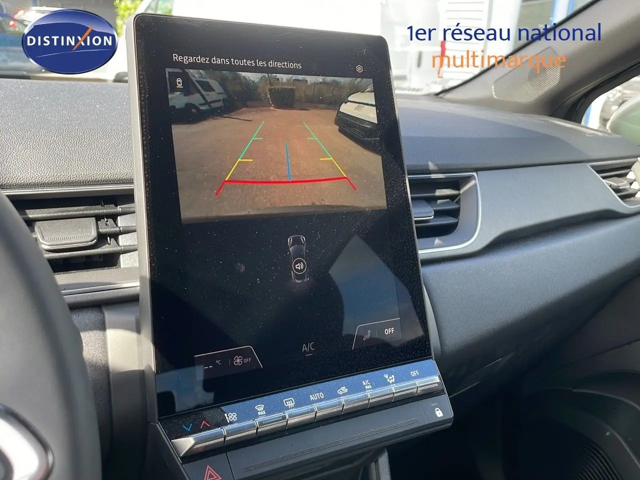 Écran central tactile affichant la caméra de recul dans l’habitacle du Renault Captur noir étoile métal 2025.