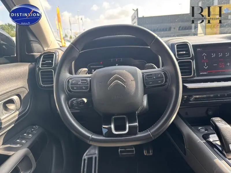 Vue frontale du volant cuir noir du Citroën C5 Aircross 2020 avec tableau de bord et écran tactile visible.