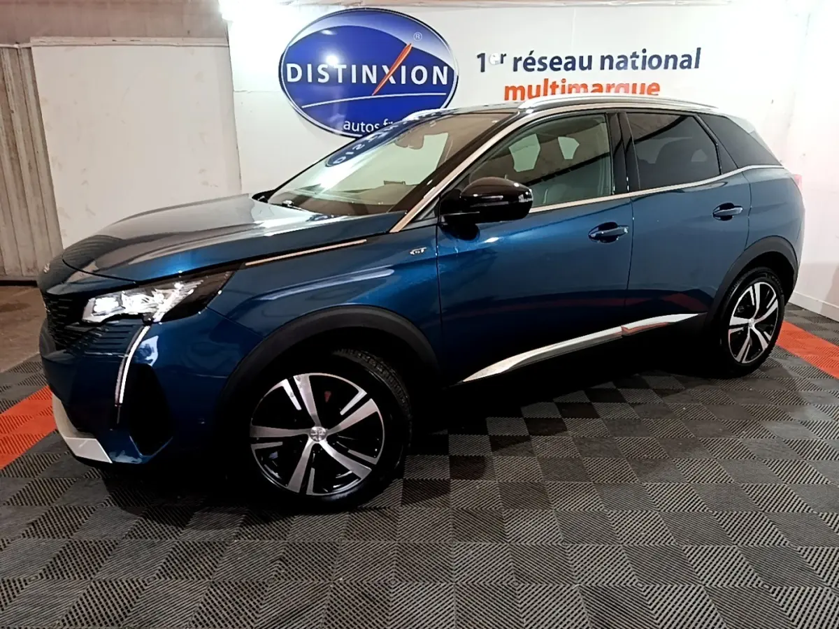 Peugeot 3008 PureTech 130 GT bleu en vue de profil droit, avec jantes alliage et toit noir contrasté.