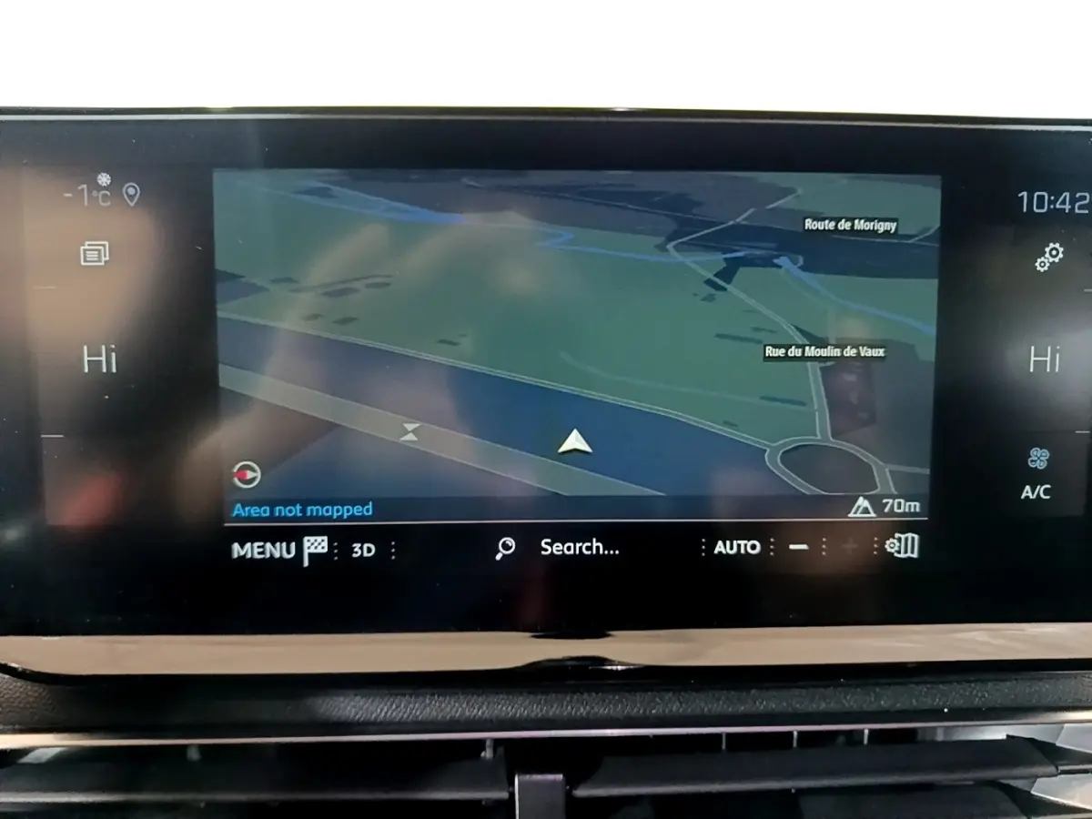 Écran tactile central du tableau de bord du Peugeot 3008 bleu, affichant la navigation 3D et les commandes climatisation.