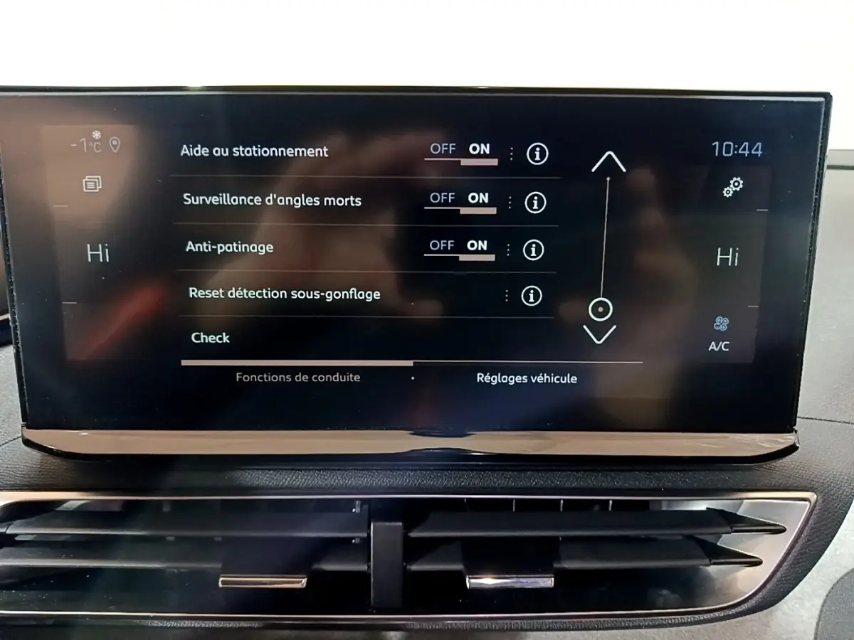 Écran tactile central du Peugeot 3008 GT 2021 affichant les réglages d’aide à la conduite, avec aérateurs en dessous.