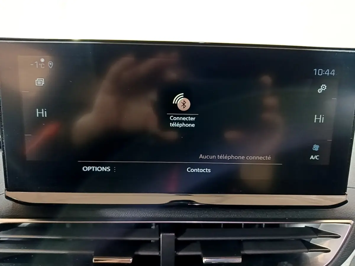 Écran tactile central du Peugeot 3008 GT bleu de 2021 affichant la connexion Bluetooth, vue intérieure frontale.