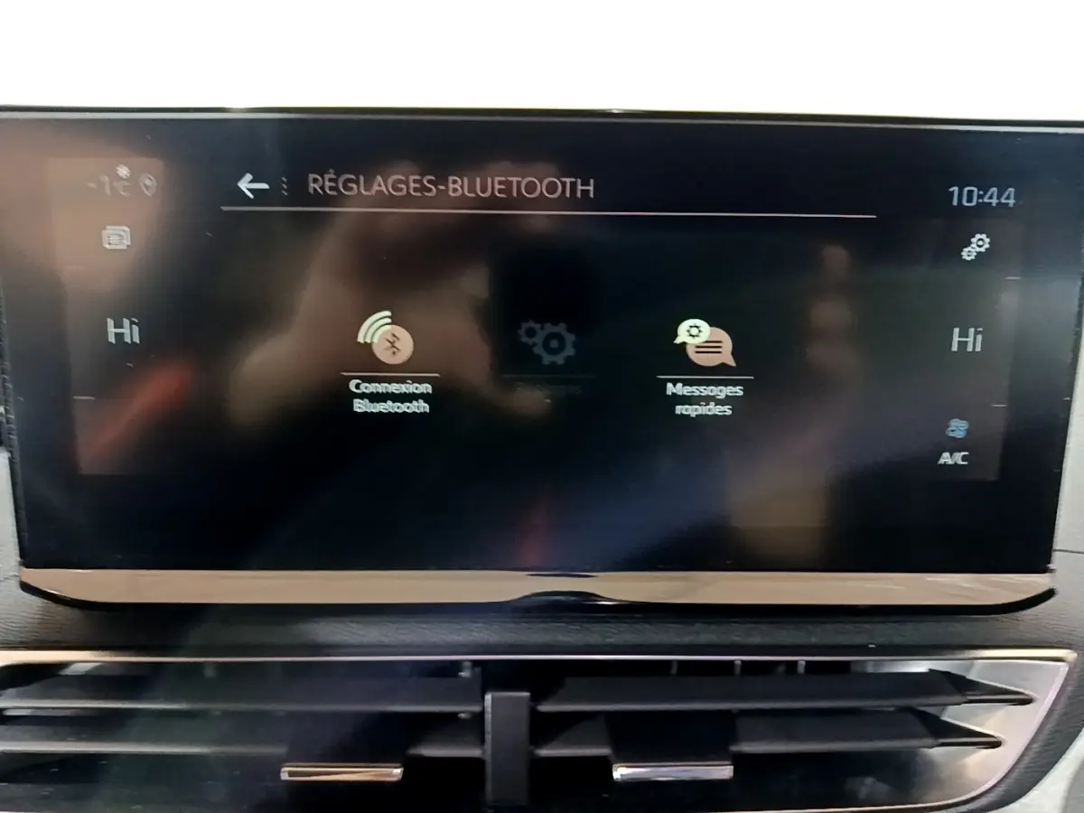 Écran tactile central du tableau de bord du Peugeot 3008 bleu, affichant les réglages Bluetooth.