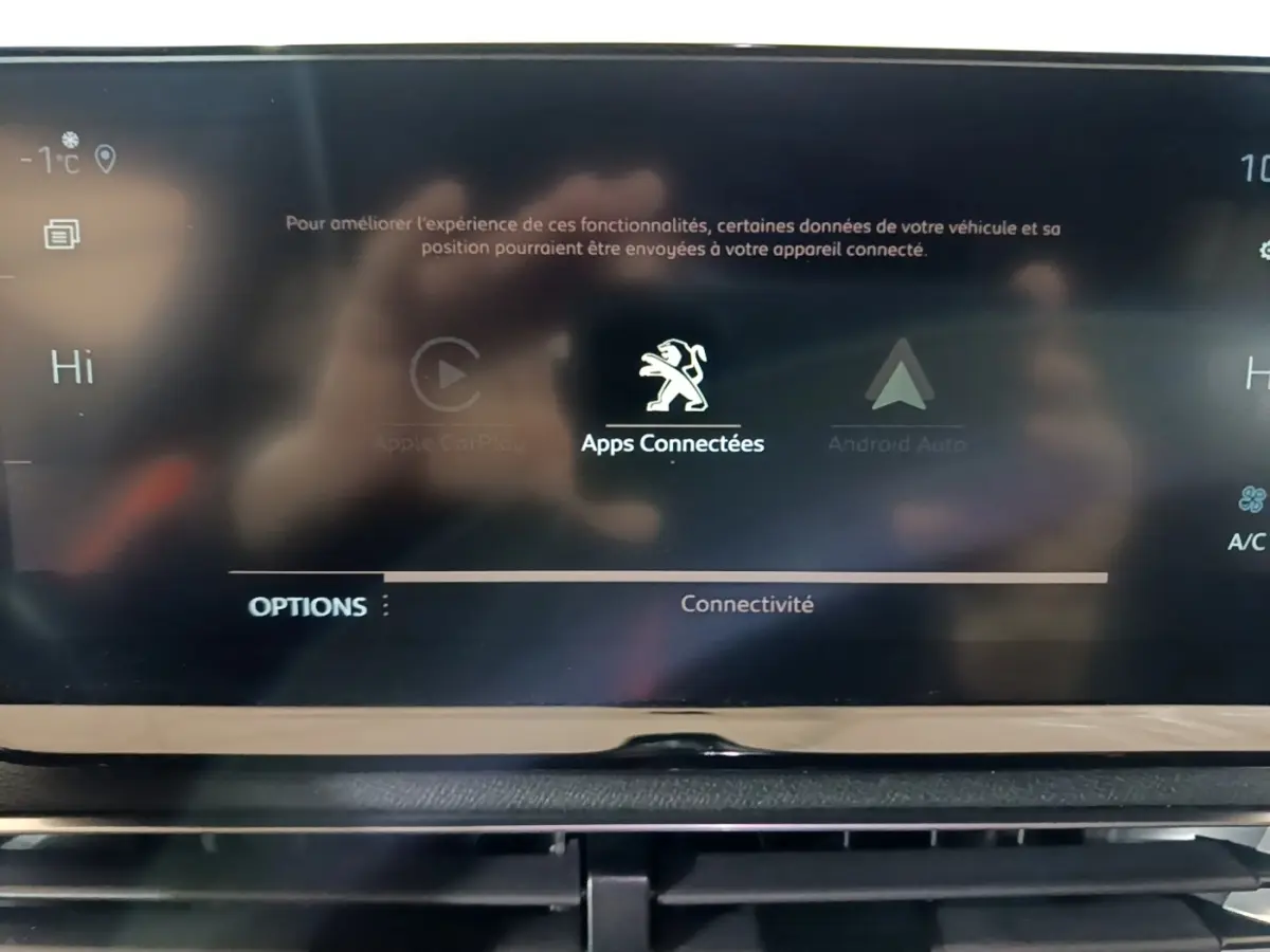 Écran tactile central du Peugeot 3008 GT 2021 affichant les options de connectivité Apple CarPlay et Android Auto.