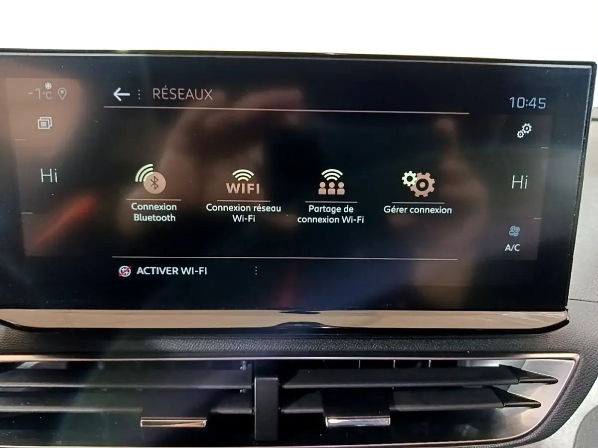 Écran tactile central du Peugeot 3008 GT bleu 2021 affichant les options de connexion Bluetooth et Wi-Fi.