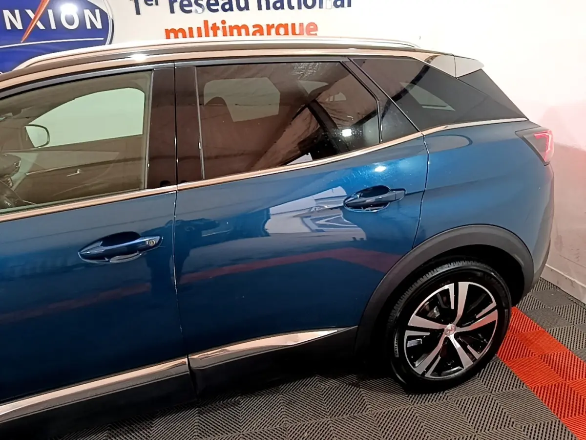 Vue latérale droite du Peugeot 3008 bleu 2021, mettant en valeur les jantes alliage et les contours chromés des vitres.