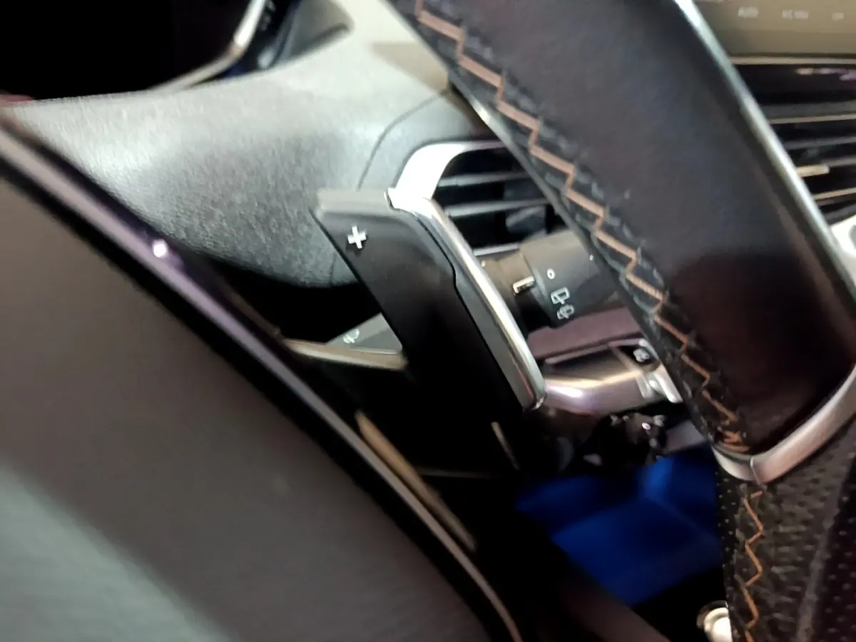 Gros plan sur la palette de changement de vitesse au volant cuir noir du Peugeot 3008 PureTech 130 GT 2021.