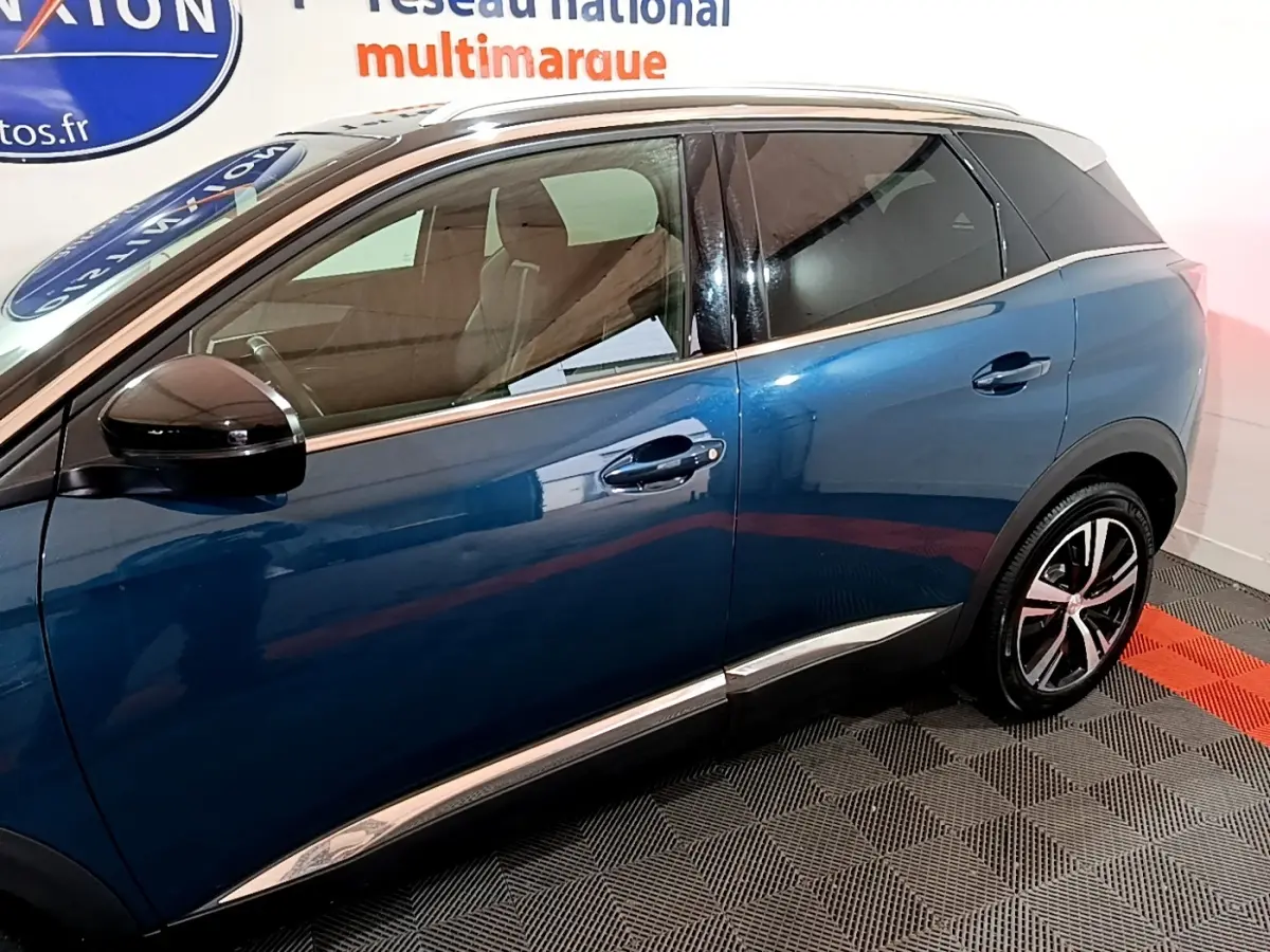 Vue latérale gauche d’un Peugeot 3008 bleu avec rétroviseur noir et jantes alliage bicolores.