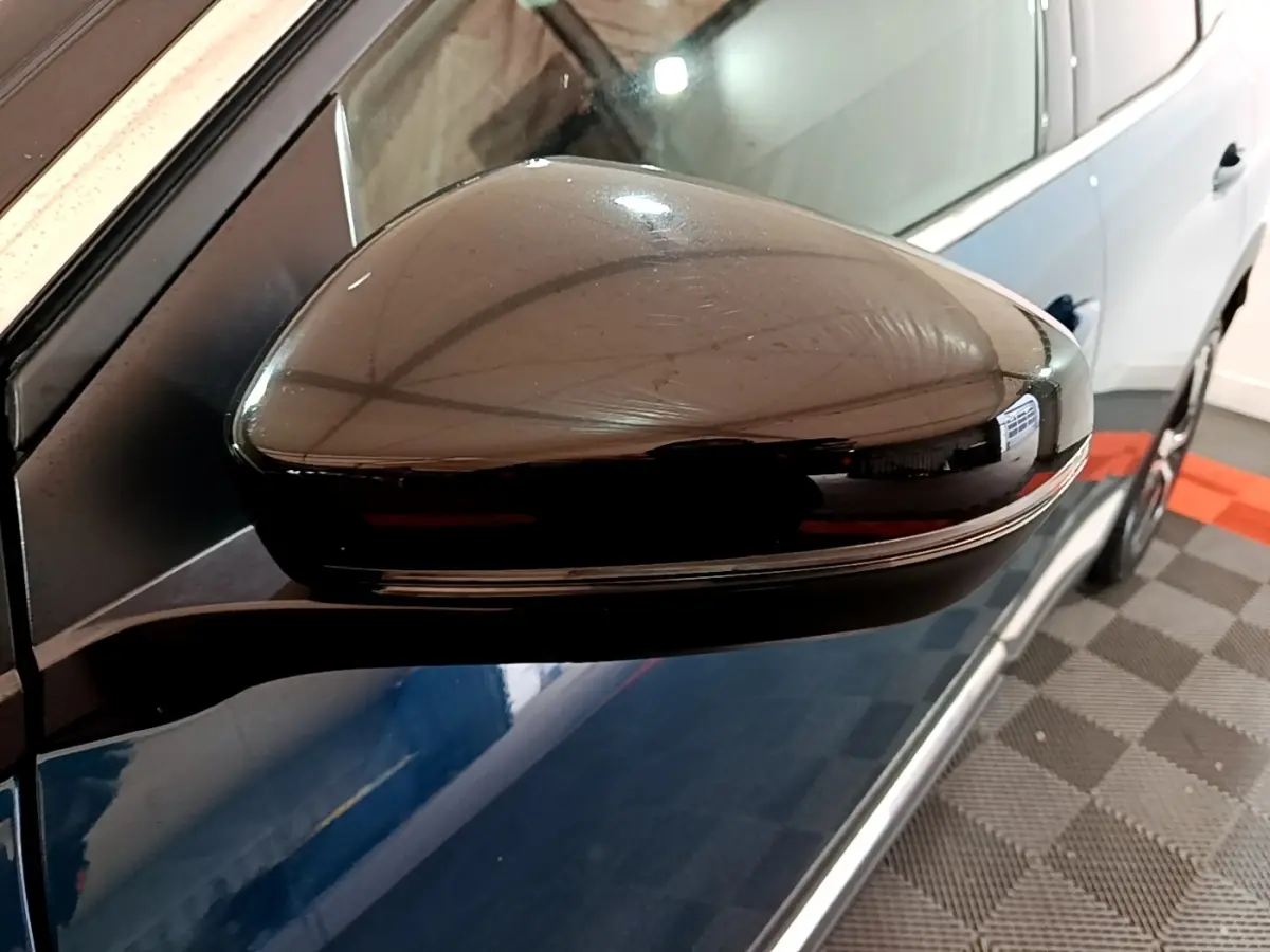 Rétroviseur noir brillant côté gauche du Peugeot 3008 PureTech 130 GT bleu, vue rapprochée en intérieur.
