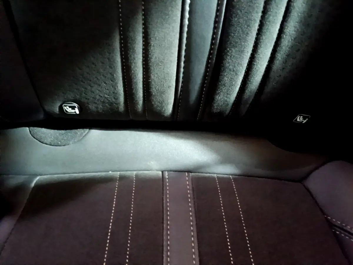Gros plan sur l’assise arrière noire du Peugeot 3008 PureTech 130 GT avec surpiqûres contrastantes visibles.