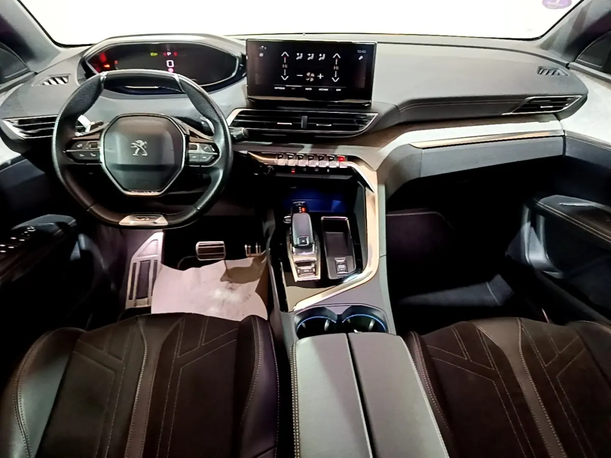 Vue intérieure avant du Peugeot 3008 GT 2021 avec volant cuir multifonctions et écran tactile central lumineux.