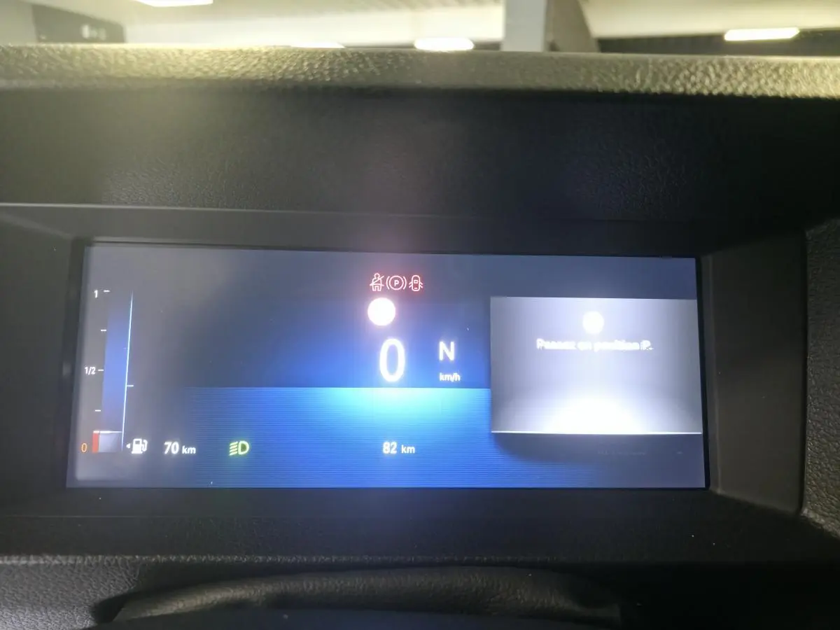 Combiné numérique 10'' HD couleur de l'Opel Vivaro 2025 affichant vitesse, autonomie et indicateurs au tableau de bord.