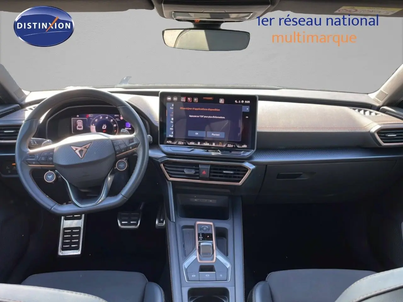 Vue intérieure frontale du tableau de bord et volant cuir noir de la CUPRA Leon 1.5 eTSI 2025 avec écran tactile central.