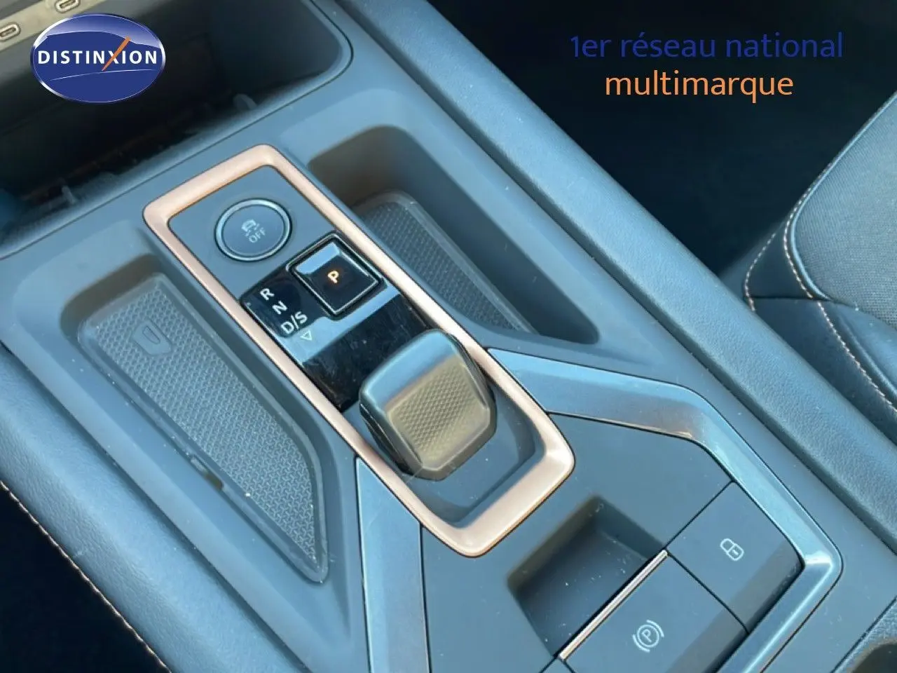 Vue rapprochée de la console centrale avec levier de vitesses automatique sur CUPRA Leon bleu Fjord 2025.