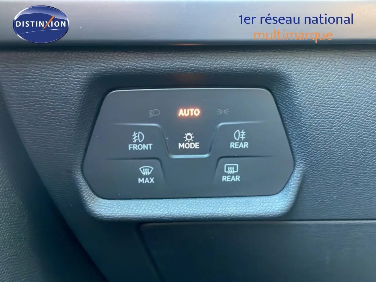 Panneau de commande des feux et désembuage intérieur noir dans une CUPRA Leon 1.5 eTSI bleu Fjord, vue intérieure.