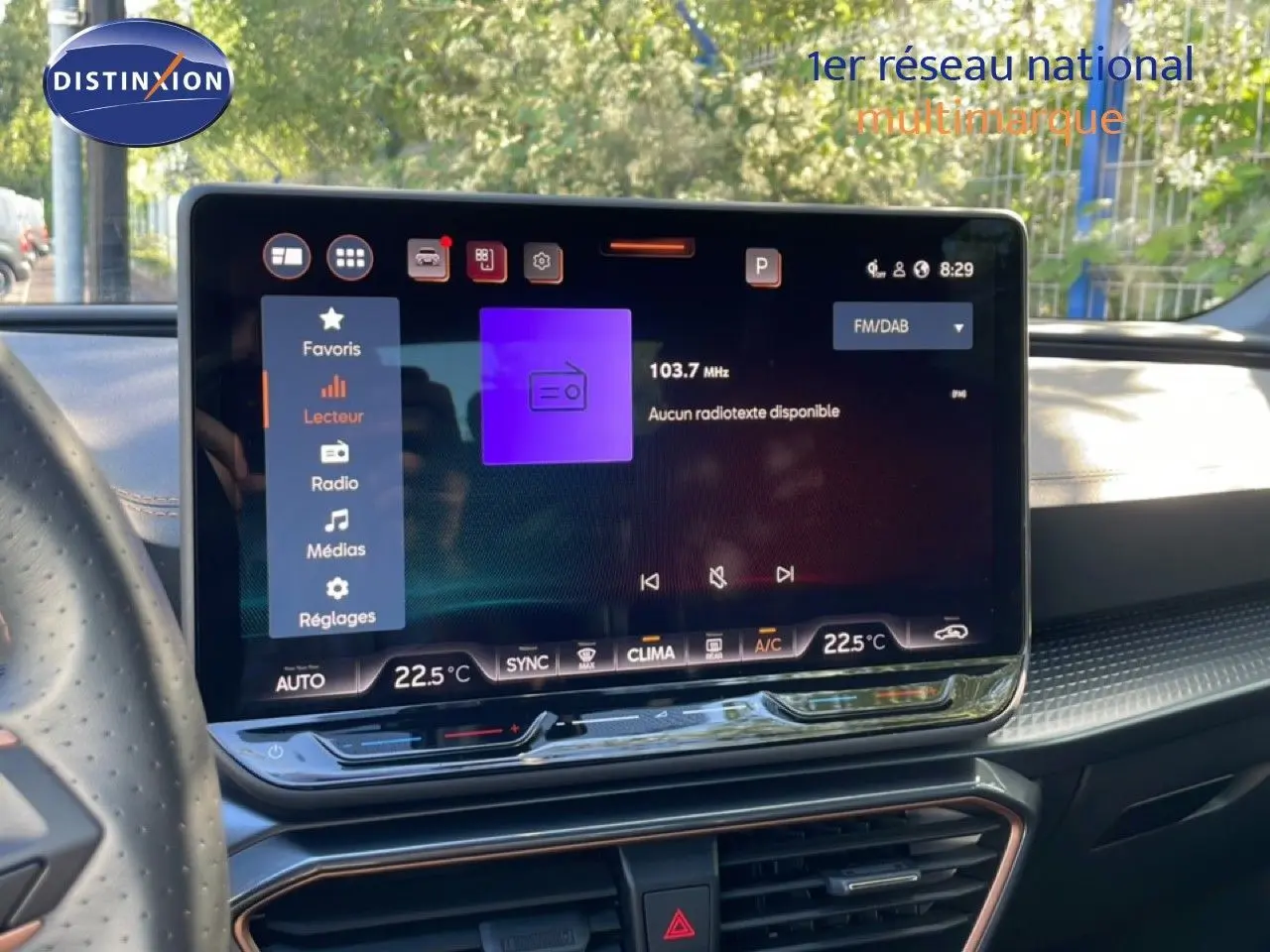 Écran tactile central du tableau de bord de la CUPRA Leon 1.5 eTSI 150CH en intérieur, affichant la radio FM à 22,5°C.