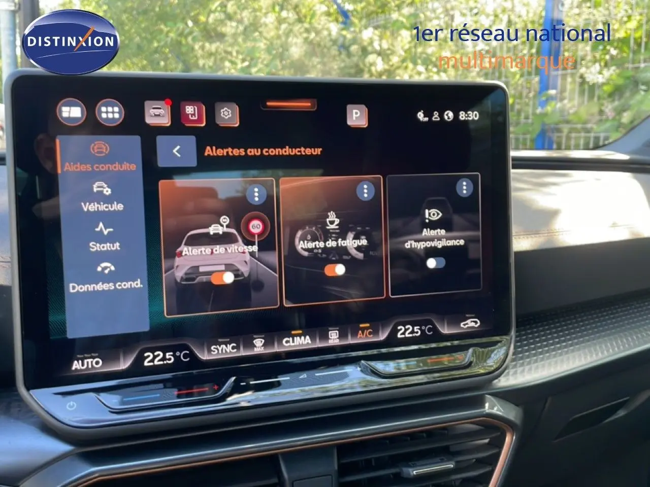Vue rapprochée de l’écran tactile intérieur de la CUPRA Leon bleu Fjord 2025 affichant les alertes au conducteur.