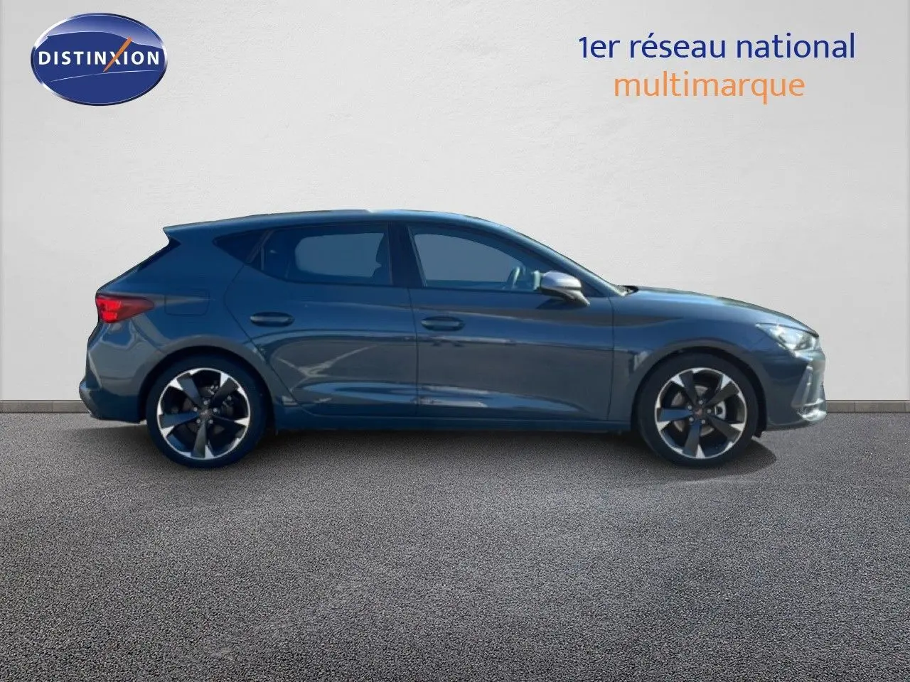 Profil droit d'une CUPRA Leon 1.5 eTSI 150CH DSG bleu fjord avec jantes alliage et rétroviseurs argentés.