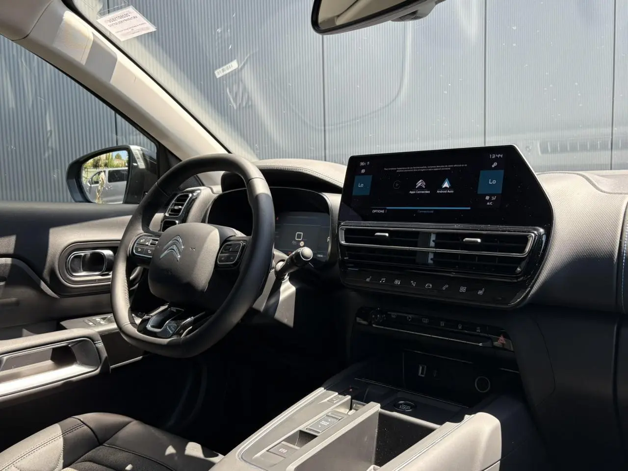 Vue intérieure côté conducteur du Citroën C5 Aircross Hybrid noir Perla, avec tableau de bord numérique et écran tactile central.