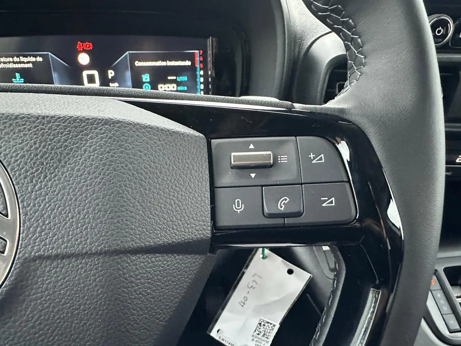 Gros plan sur le volant noir du Citroën Berlingo 2025, montrant les commandes audio et téléphone intégrées.