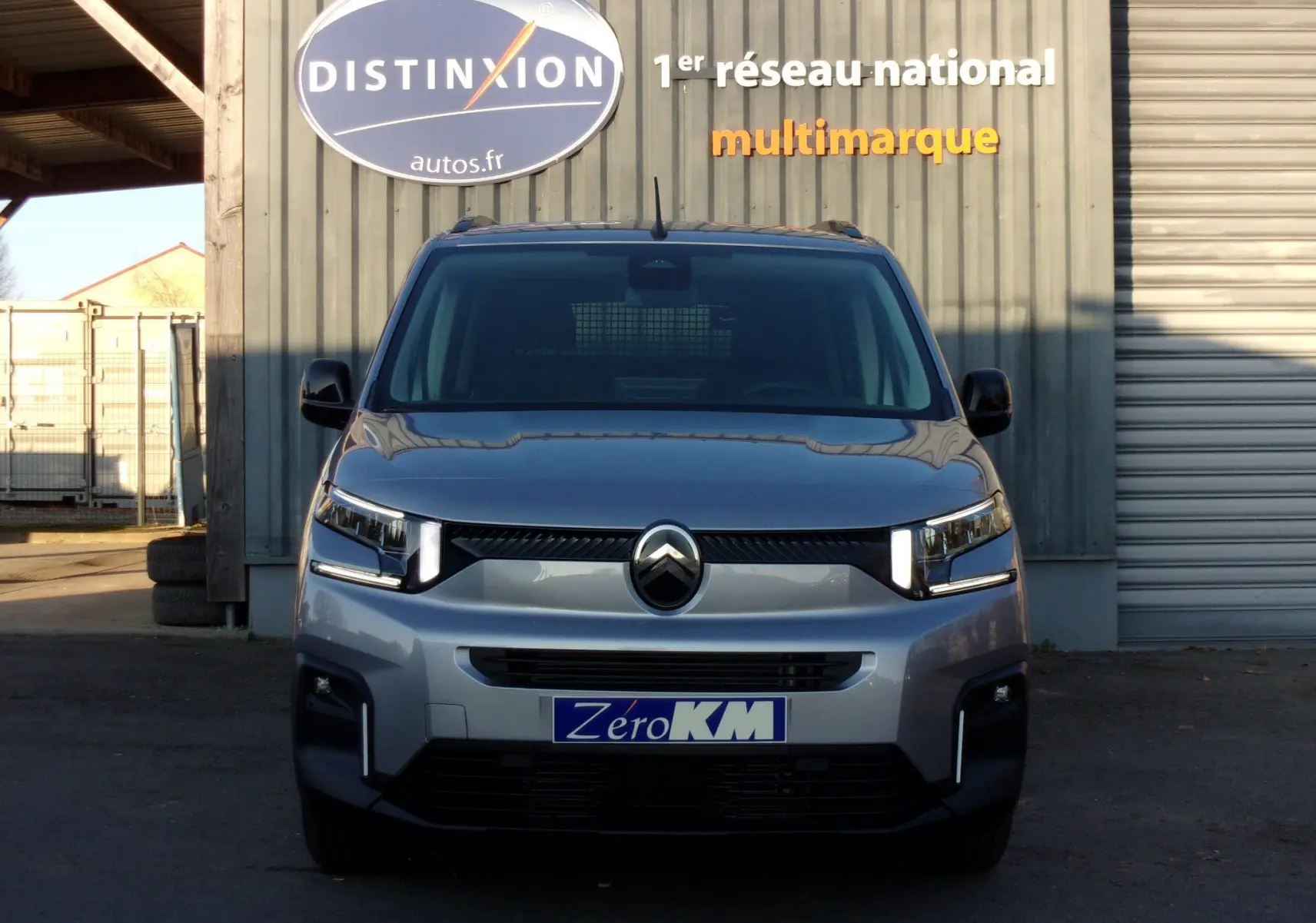 Vue frontale d’un Citroën Berlingo gris Artense 2025, avec feux LED et calandre noire distinctive.