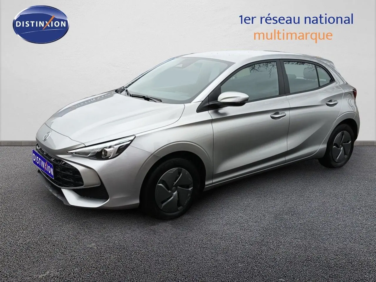 MG3 Hybrid+ gris en 3/4 avant droit, mettant en valeur ses lignes modernes et ses jantes en acier avec enjoliveurs.